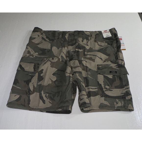 Men's Wrangler Flex Cargo Camo Shorts Relaxed Fit Tech Pocket Size 46 - Picture 1 of 5